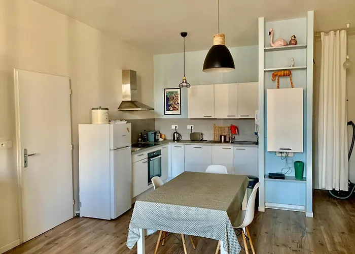T3 Renove Climatise Avec Balcon Et Wifi Au Coeur De - Fr-1-338-595 * Sète